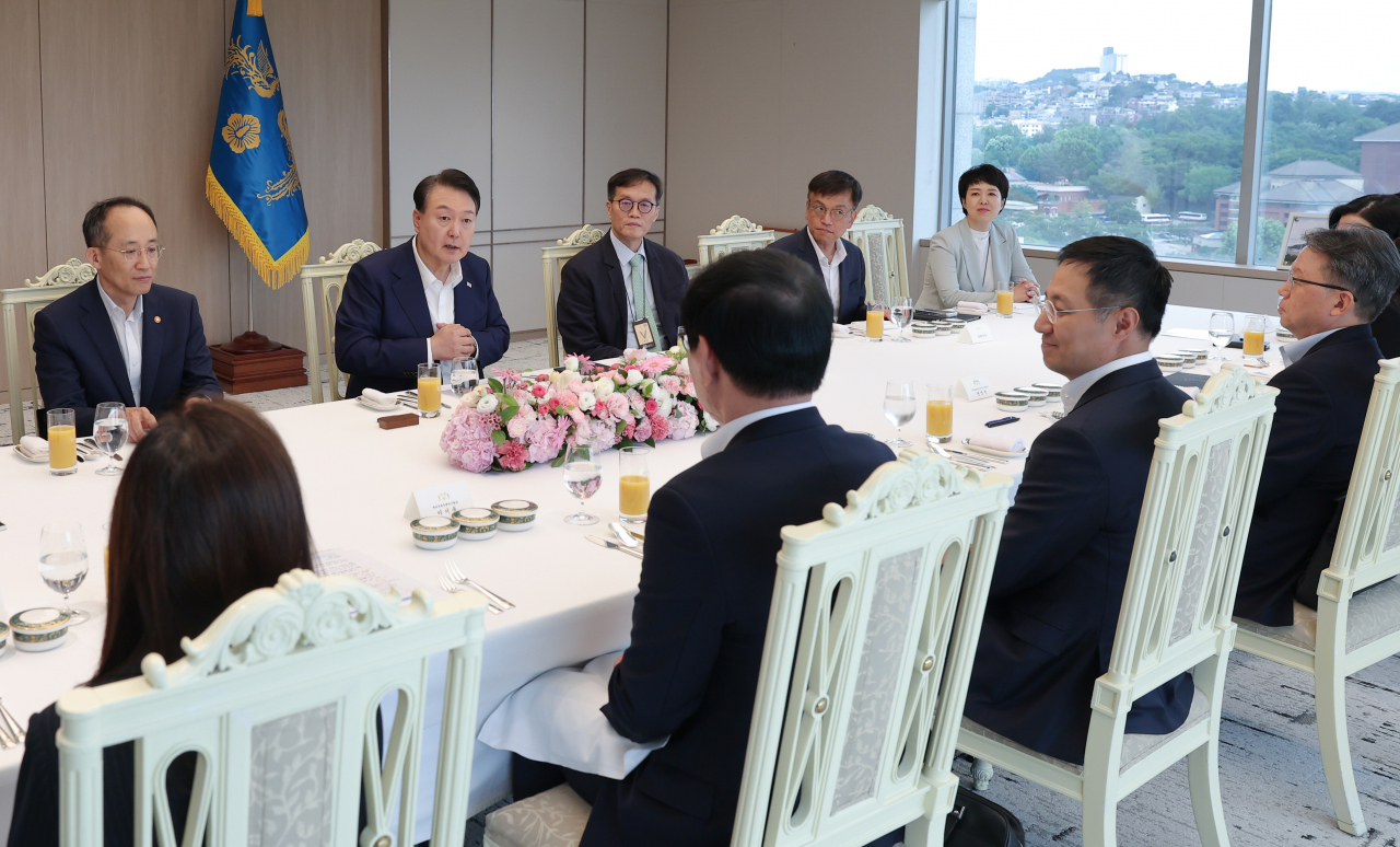 윤석열 대통령이 25일 서울 용산 대통령실 청사에서 가진 거시경제 전문가와의 오찬 간담회에서 발언하고 있다. 이날 간담회에는 권영선 우리금융경영연구소 본부장, 송승헌 맥킨지 한국사무소 대표, 이시욱 대외경제정책연구원장, 임지원 전 한국은행 금융통화위원, 줄리아나 리 도이치뱅크 아시아 수석 이코노미스트 등이 참석했다. [연합]