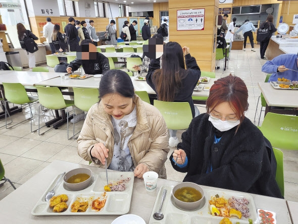 1000원 학식 사업을 운영 중인 서울 소재 한 대학에서 학생들이 식사를 하고 있다. 박혜원 기자