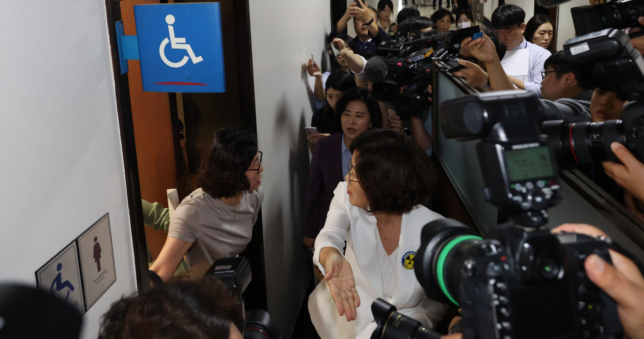 25일 국회 여성가족위원회 권인숙 위원장과 야당 의원들이 전체회의에 출석하지 않는 김현숙 여성가족부 장관을 찾아 국회를 돌아다니다 만난 여가부 대변인에게 장관의 위치를 묻고 있다. 권 위원장은 장관의 위치를 묻자 대변인이 화장실로 피했다고 했다. [연합]