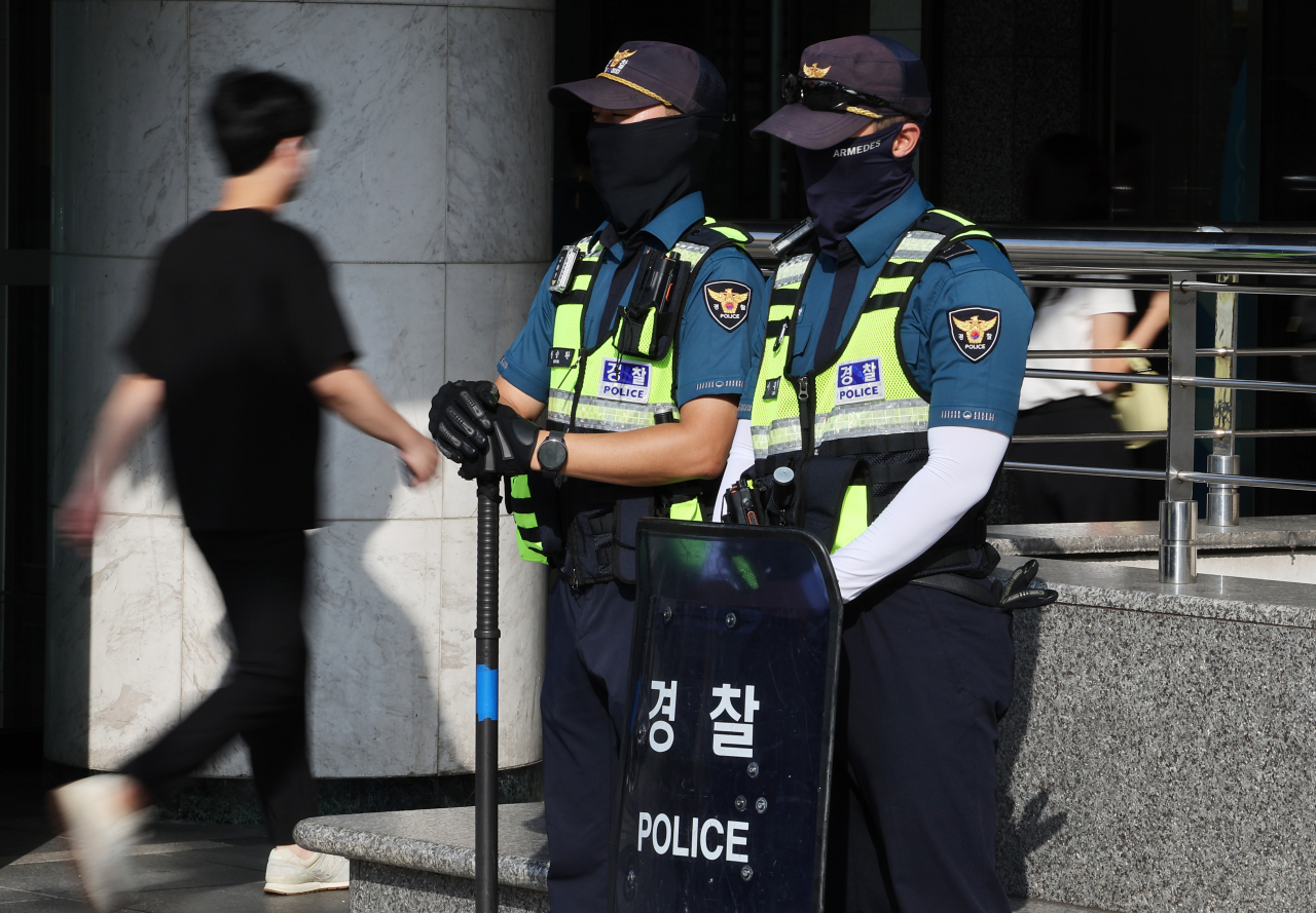 4일 오전 경기도 성남시 분당구 서현역 주변에 경찰이 배치돼있다. 지난 3일 경기도 성남시 분당구 서현역과 연결된 백화점에서 시민들을 대상으로 한 흉기 난동 사건이 발생해 시민 14명이 다쳤다. [연합]
