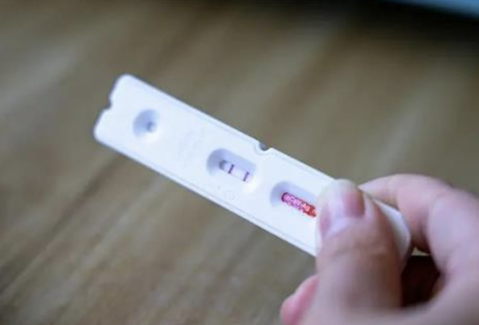 코로나19 양성 반응 나타난 신속 항원검사 키트 [홍성신문 캡처 연합]
