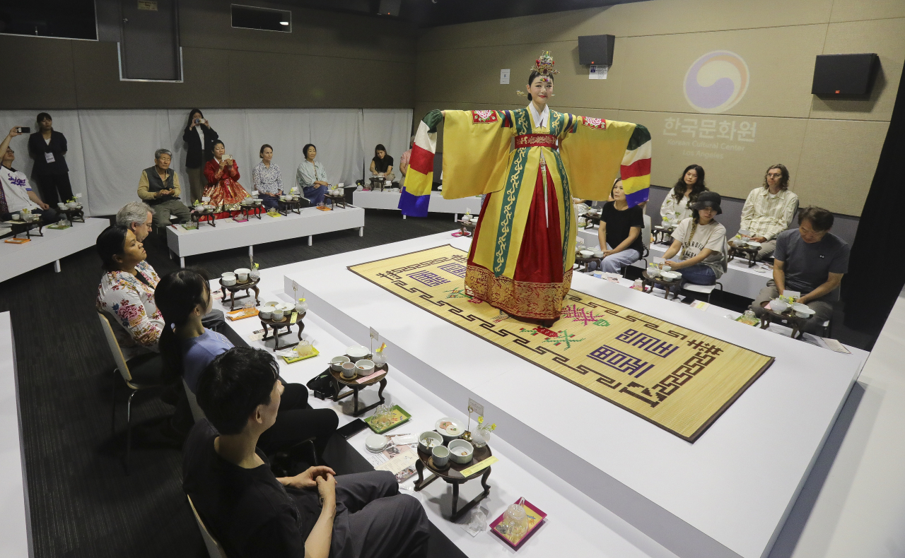궁중병과 고호재 in LA에 많은 미국인과 재미교포들이 관심을 보이고 있다. [한국문화재재단 제공]