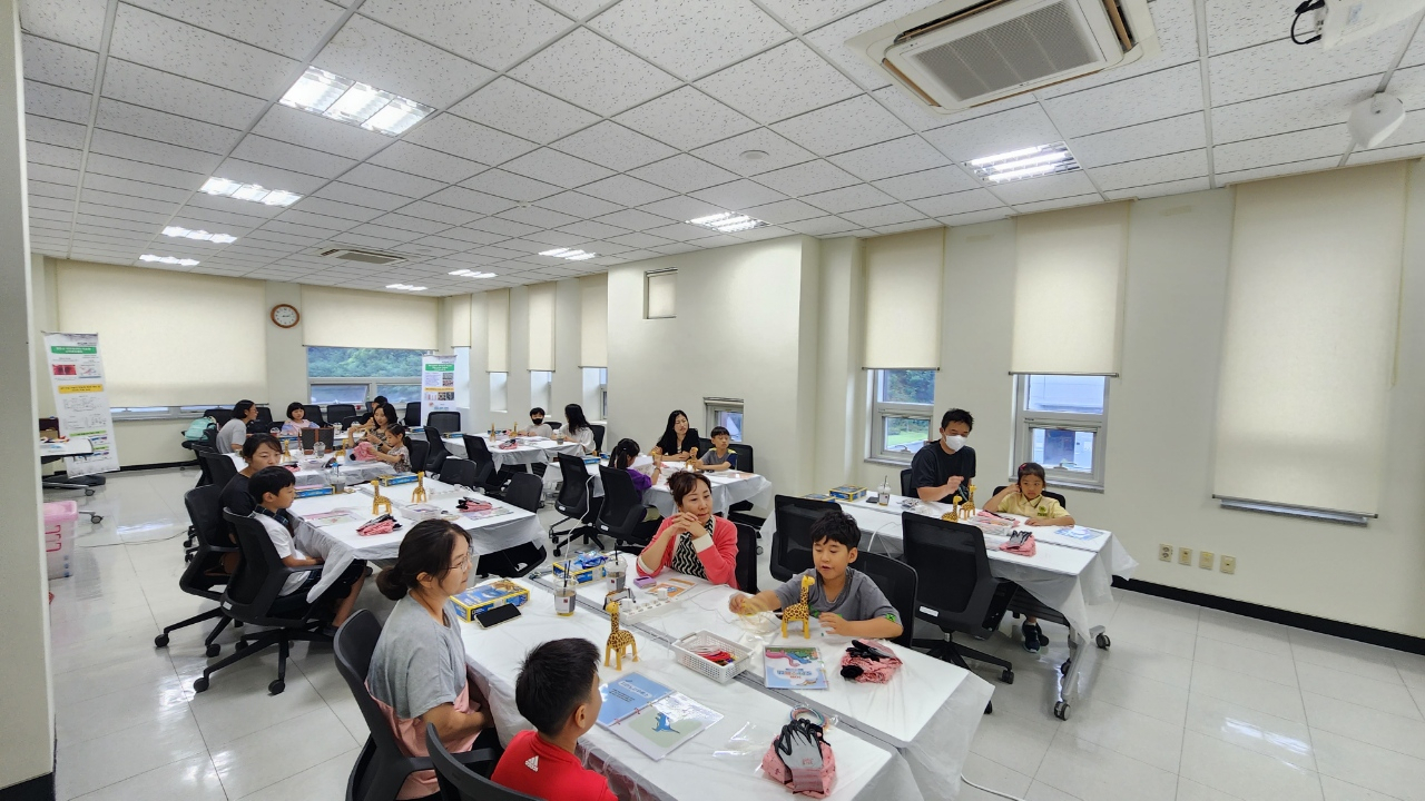 학생들이 3차원펜 공룡만들기 체험을 하고 있다.[한국지질자원연구원 제공]