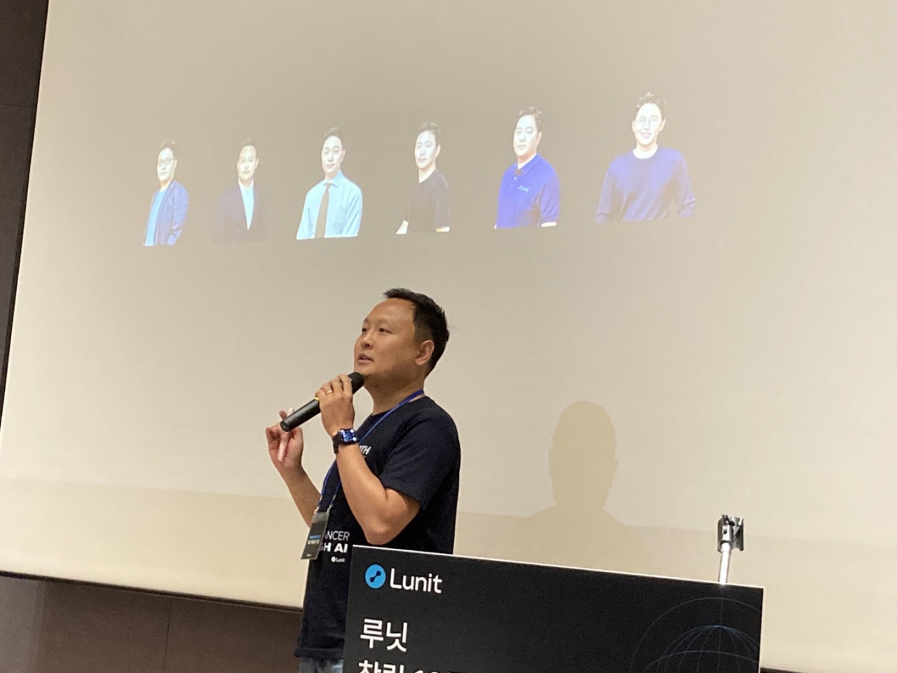 백승욱 루닛 의장이 10주년 간담회에서 공동 창업자 6인의 얘기를 하고 있다[손인규 기자]