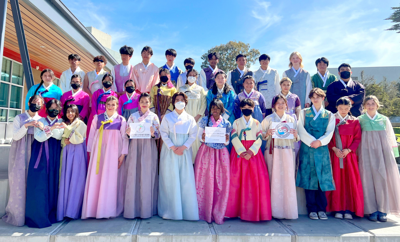 한문화진흥협회가 한미동맹 70주년을 기념해 기증한 한복을 미국 학생들이 입어보며 미소를 짓고 있다.