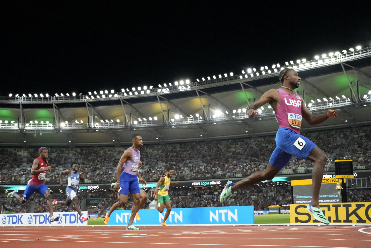 美 라일스, 우사인 볼트 이후 8년만에 100m-200m 석권