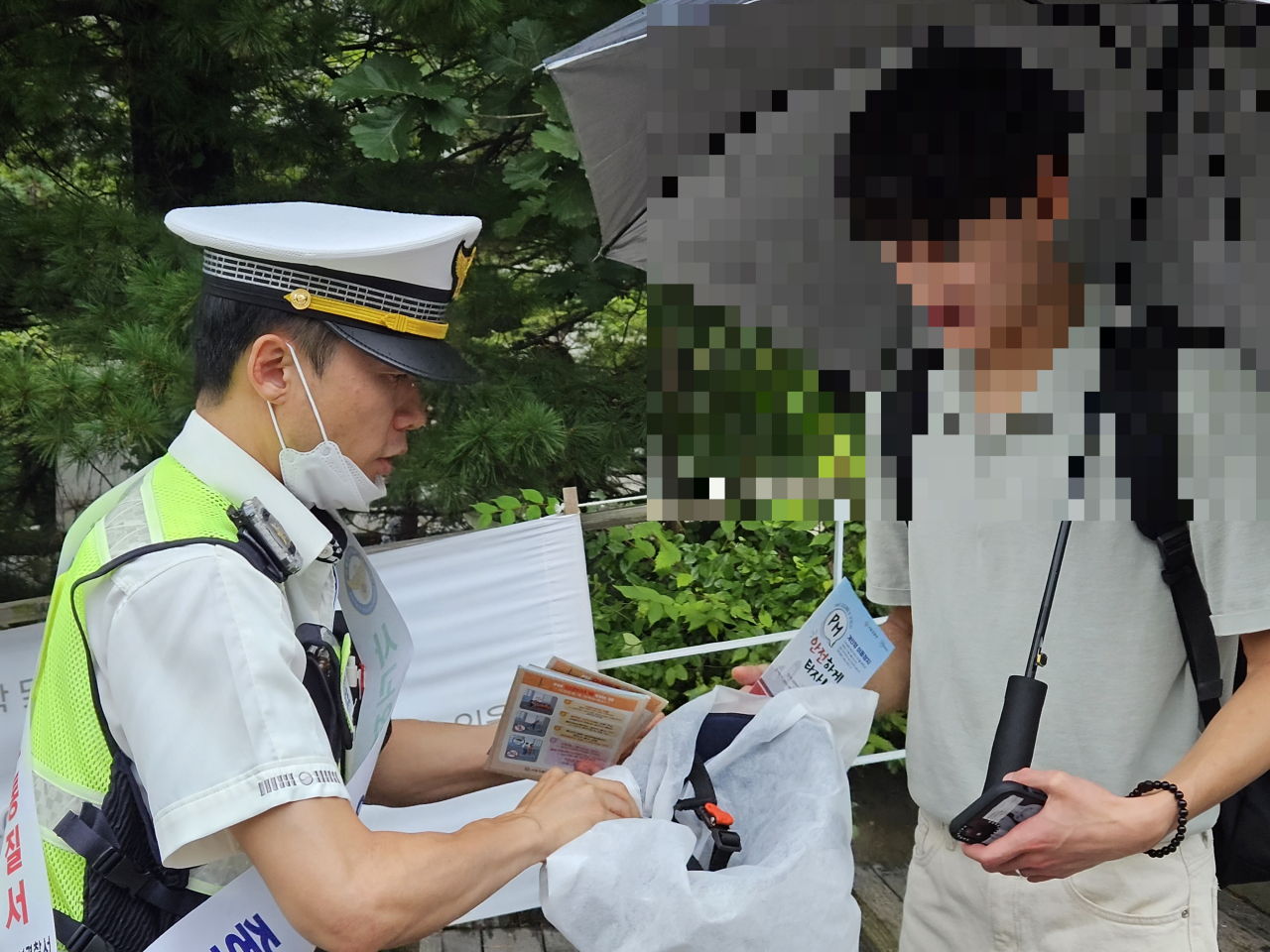 경찰과 구청 관계자는 동대입구역 주변과 동국대 캠퍼스 내 강의실을 돌며 두바퀴차(PM, 자전거, 이륜차) 도로교통법 단속규정과 최근 사고사례가 담긴 전단지를 배부했다. [중부경찰서 제공]