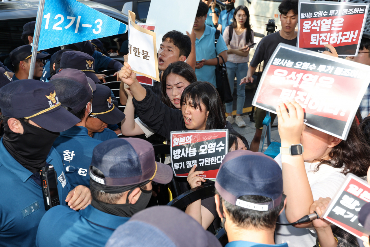 한국대학생진보연합 관계자들이 25일 오후 서울 종로구 주한 일본대사관 앞에서 일본의 원전 오염수 방류 결정을 규탄하는 기자회견을 한 뒤 대사관에 항의서한문 전달을 시도하고 있다. [연합]
