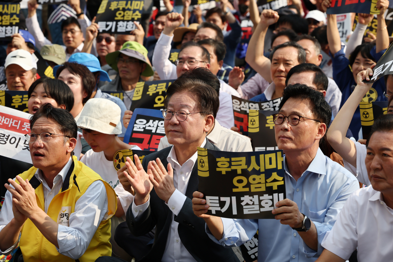 이재명 더불어민주당 대표가 26일 오후 서울 프레스센터 인근에서 열린 ‘후쿠시마 오염수 방류 반대 범국민대회’에서 참가해 있다. [연합]
