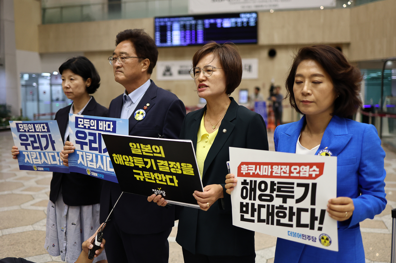 더불어민주당 우원식·양이원영 의원과 정의당 강은미 의원 및 무소속 양정숙 의원이 26일 오후 김포공항 국제선 출국장에서 일본으로 출국하기 앞서 기자회견을 하고 있다. 이들은 일본 현지에서 일본 야당이 여는 '원전 오염수 방류 반대 집회'에 참가할 예정이다. 왼쪽부터 양정숙, 우원식, 강은미, 양이원영. [연합]