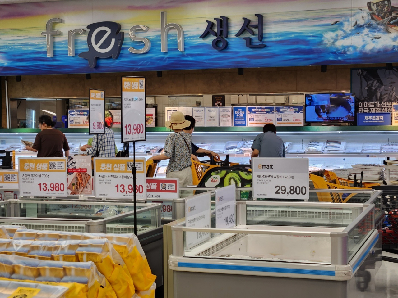 [르포] “앞으로도 수산물 걱정 안 할것” 반응 속 대형마트, ‘안전’... “앞으로도 수산물 걱정 안 할것” 반응 속 대형마트, ‘안전’ 올인... 
