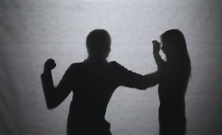 여자친구 폭행하고 감금한 30대 징역 선고