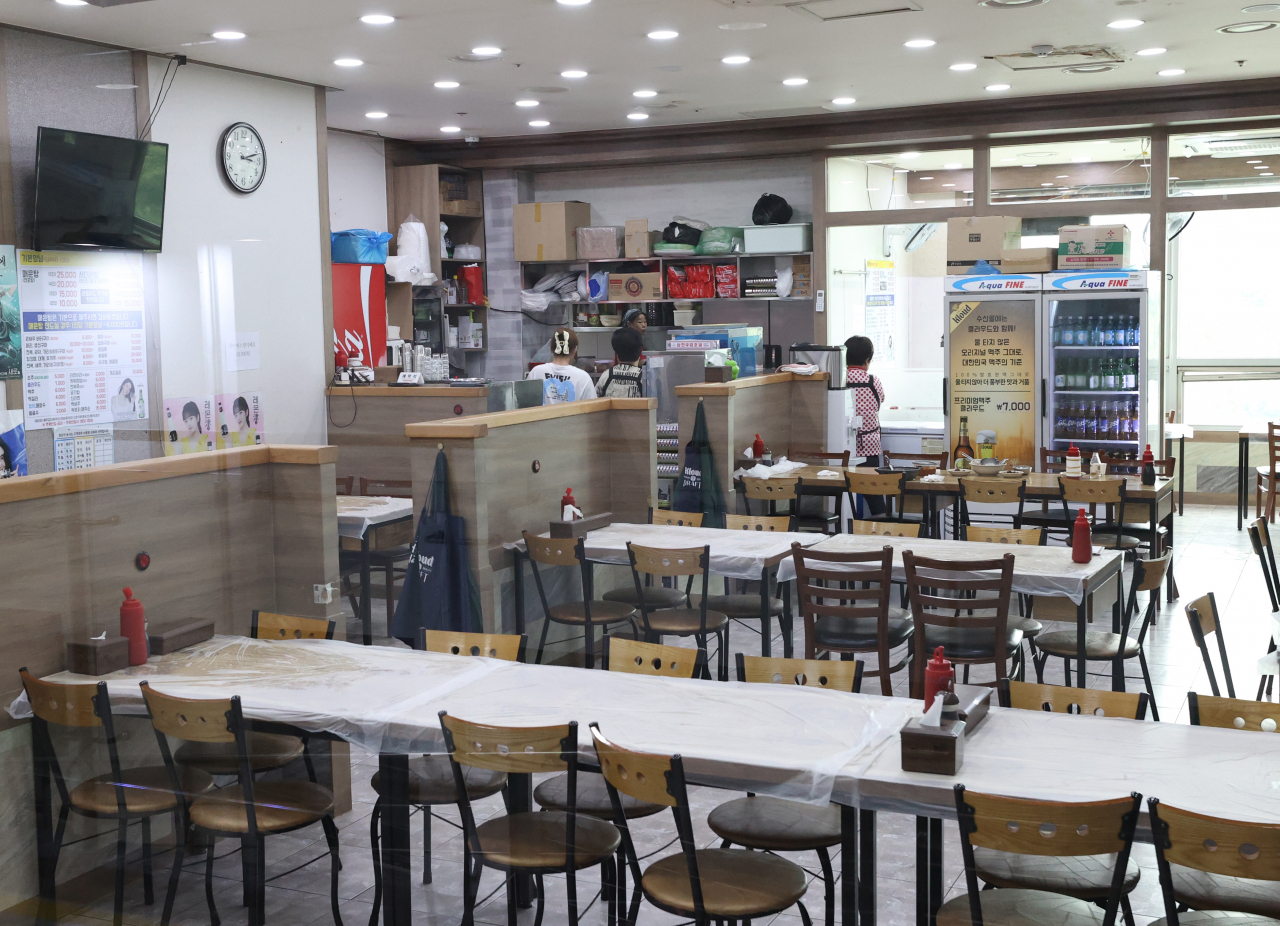 지난 24일 서울 동작구 노량진수산시장 한 횟집. [연합]