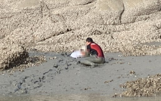인천 영종도 갯벌에 빠진 남성을 구조하는 모습. [인천해경]