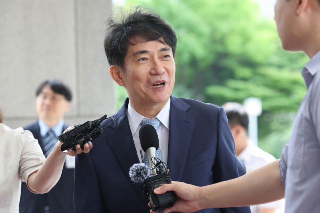 신임 대법원장 후보자인 이균용 서울고법 부장판사가 김명수 대법원장을 만나기 위해 지난 23일 서울 서초구 대법원으로 들어서며 기자의 질문에 답하고 있다. [연합]