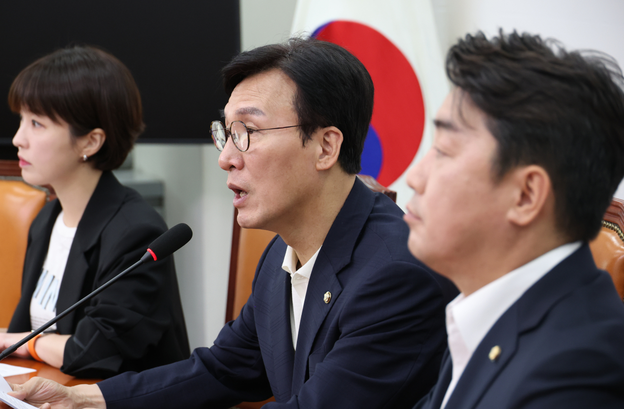 27일 국회에서 열린 더불어민주당 2022년 회계연도 결산 심사 방향 관련 기자간담회에서 김민석 정책위의장이 발언을 하고 있다. [연합]