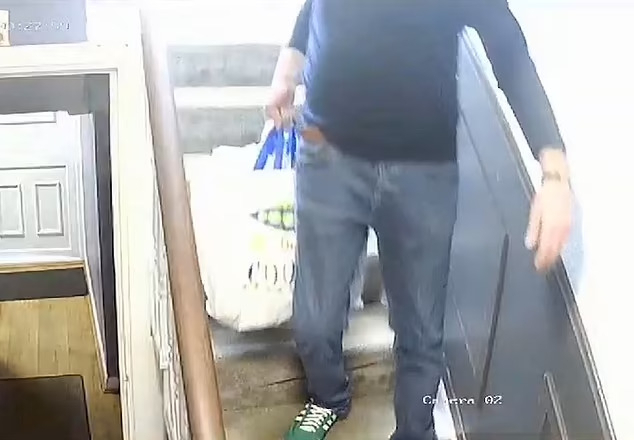 호텔 비품을 타포린백에 담아 훔쳐 달아나는 투숙객이 호텔 CCTV에 찍혔다.[데일리메일]
