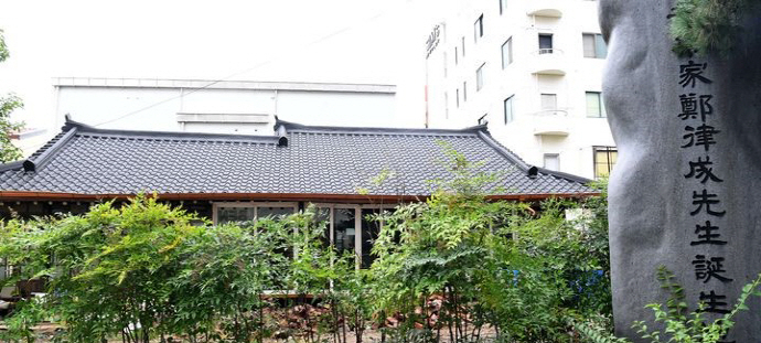 23일 오전 광주 동구 불로동 내 작곡가 정율성 선생 생가에서 역사공원 조성 공사가 펼쳐지고 있다. 정 선생은 항일단체 조선의열단 출신 중국 3대 음악가로 꼽히나 최근 생가터 역사공원 조성 사업을 놓고 이념 논쟁에 휘말렸다.[뉴시스]