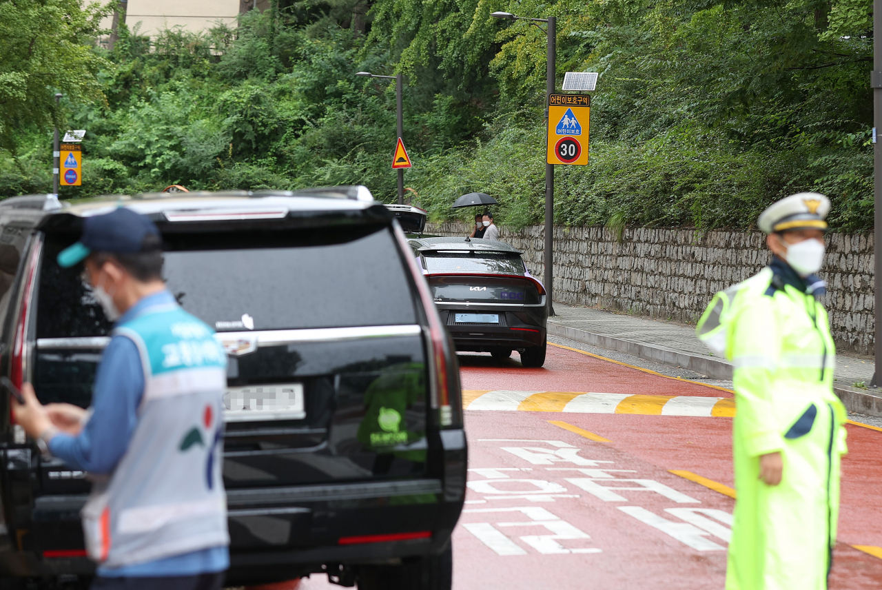 서울시가 어린이보호구역 불법 주·정차 집중단속을 시작한 28일 오전 서울 강남구 압구정초등학교 인근에서 강남구청 관계자와 경찰이 주차 단속을 하고 있다. [연합]