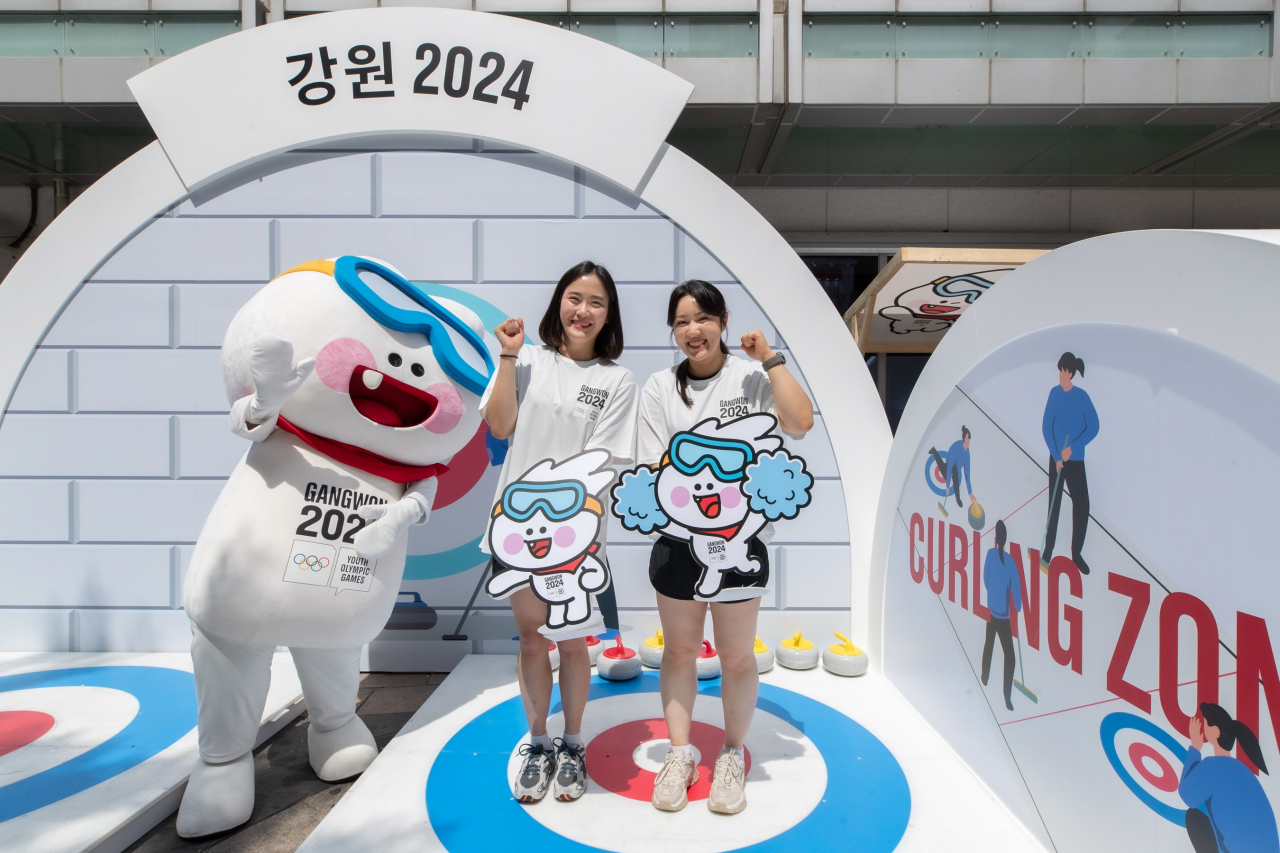 서울 명동에서 2024 강원 동계청소년올림픽 홍보에 나선 컬링의 김초희(왼쪽), 김경애 선수