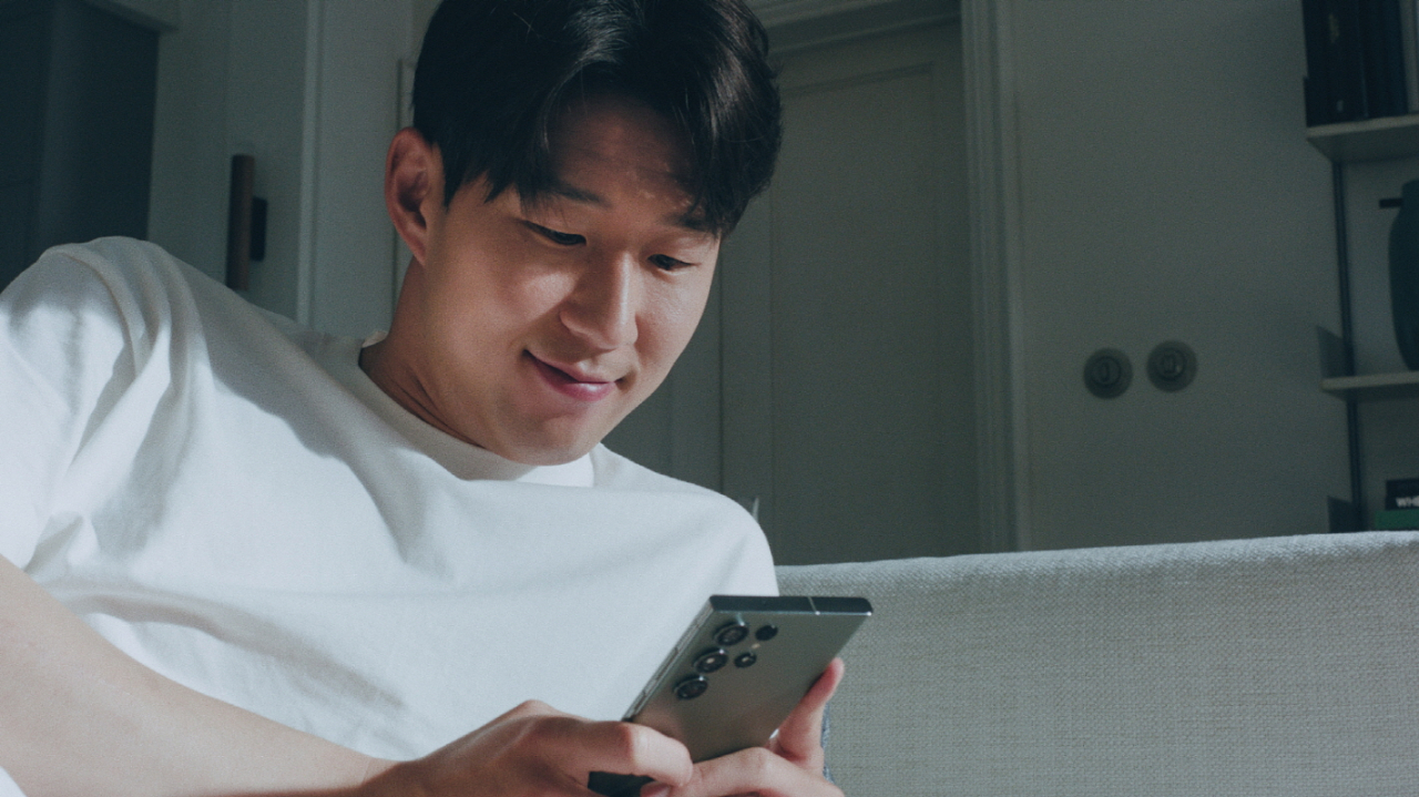 손흥민 선수가 ‘스마트싱스 라이프’ 캠페인 영상에서 삼성 스마트싱스 앱을 살펴보면서 휴식을 취하는 모습[삼성전자 제공]