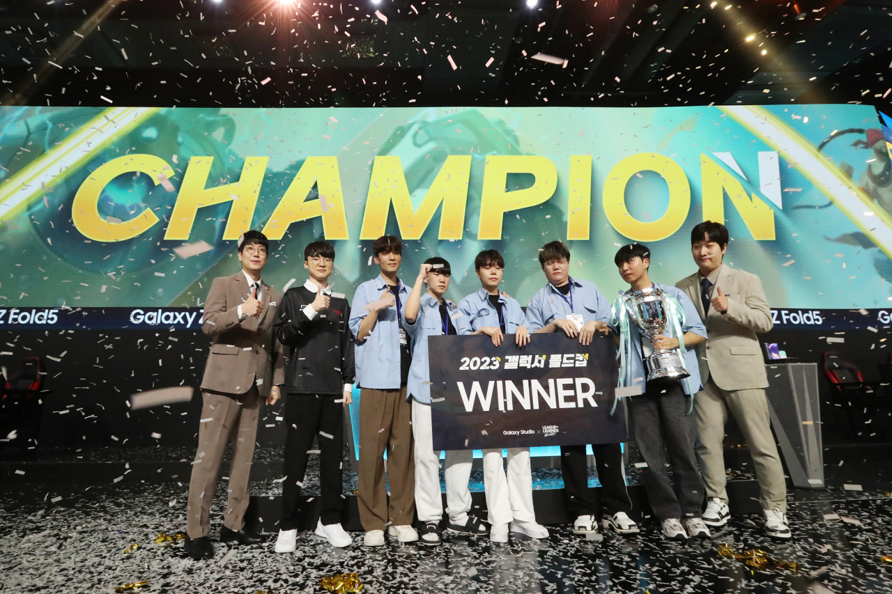 27일 진행된 2023 갤럭시 폴드컵에서 우승한 OZG팀 기념 사진. 왼쪽부터 캐스터 박상현, 프로게이머 페이커, 우승팀 OZG 선수단, 해설자 이상호. [삼성전자 제공]