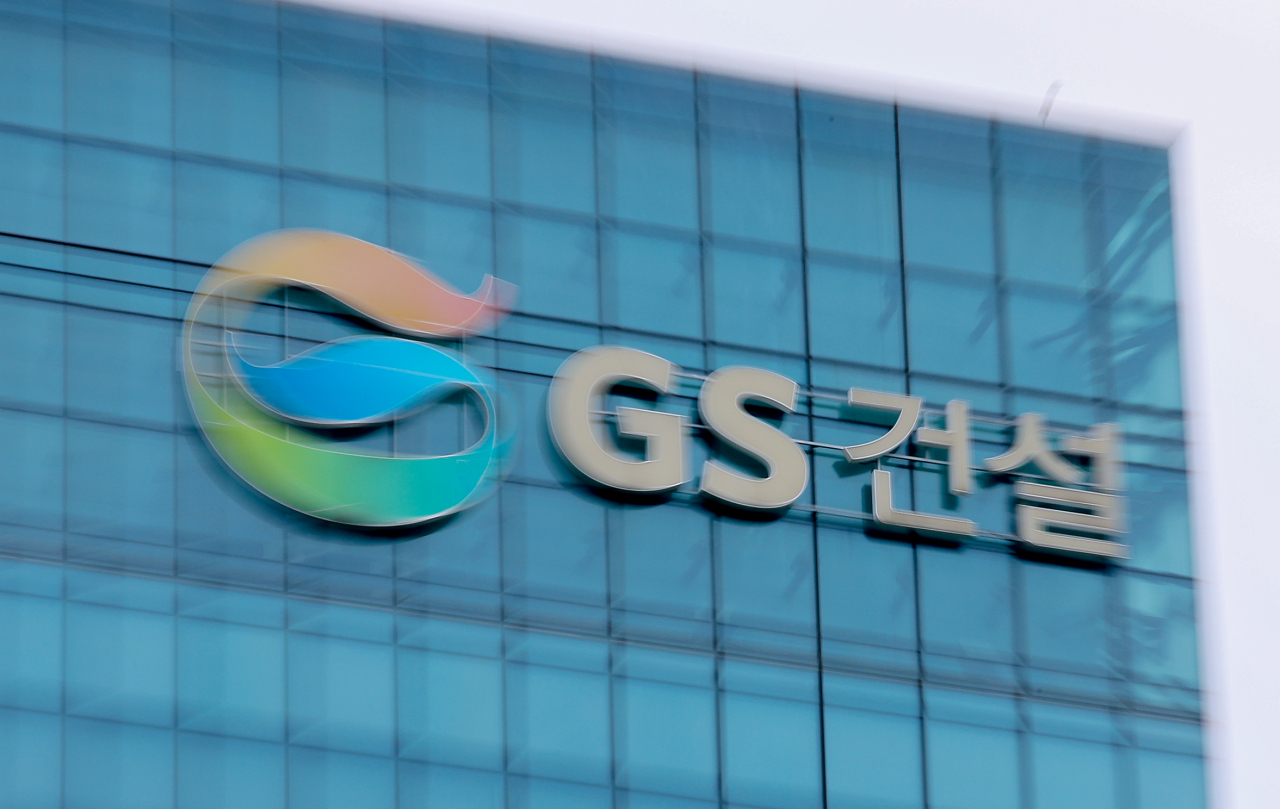 인천 검단아파트 지하주차장 붕괴 사고와 관련 시행사인 GS 건설에 10개월의 영업정지 처분이 추진된다. 27일 국토교통부는 사고가 발생한 검단아파트 시공업체인 GS건설 컨소시엄 및 협력업체에 국토부 장관 직권으로 영업정지 8개월을 추진키로 했다. 또한 불성실한 안전 점검 수행 등의 이유로 서울시에 이 컨소시엄에 대해 2개월의 영업정지 처분을 요청할 계획이다. 사진은 27일 오후 서울 GS건설 본사 모습. [연합]