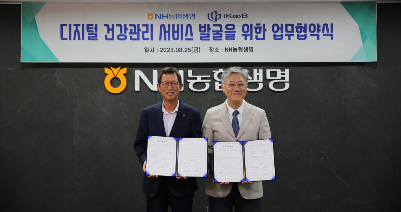 NH농협생명이 25일 서울 서대문구 본사에서 ㈜아이쿱과 디지털 건강관리 서비스 구현을 위해 업무협약을 체결했다. 이날 협약식에 참석한 윤해진(왼쪽) NH농협생명 대표이사와 조재형 아이쿱 대표이사가 기념촬영을 하고 있다. [NH농협생명 제공]