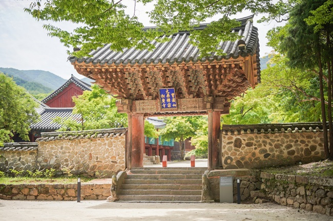 순천 조계산 자락 송광사 일주문.