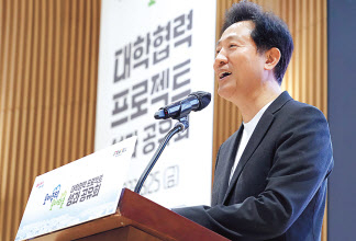 오세훈 서울시장이 지난 25일 서울 중구 서울시청에서 열린 대학협력 모아주택·모아타운 프로젝트 성과공유회에 참석해 축사하고 있다. [연합]