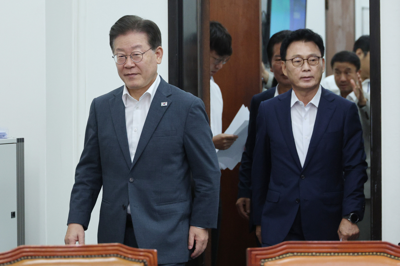 이재명 더불어민주당 대표와 박광온 원내대표가 28일 오전 국회에서 열린 최고위원회의에 입장하고 있다. [연합]