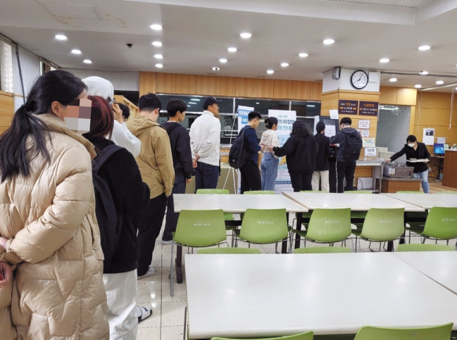 ‘천원의 아침밥’ 사업을 운영 중인 서울 소재 한 대학에서 학생들이 줄을 서 있다. 박혜원 기자