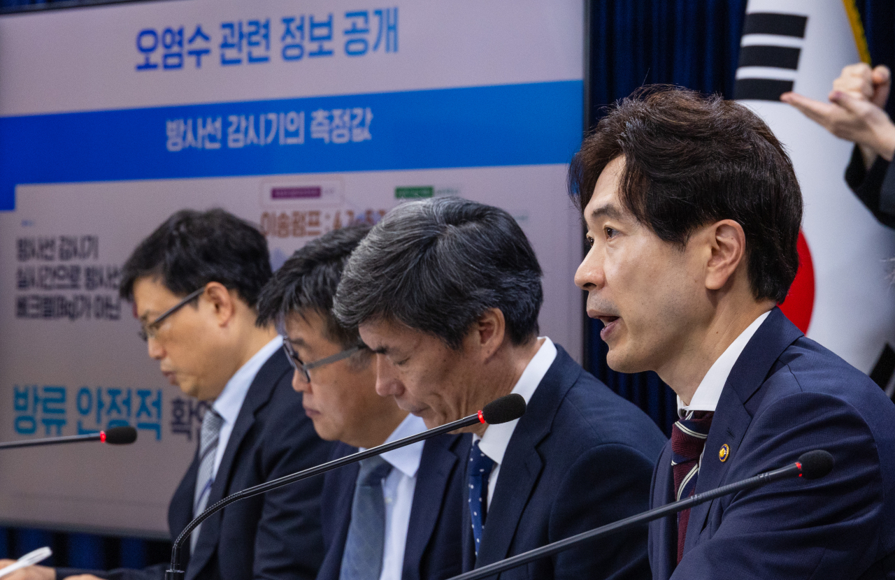 박성훈 해양수산부 차관(왼쪽 네 번째)이 28일 오전 서울 종로구 정부서울청사에서 열린 후쿠시마 원전 오염수 방류 관련 일일 브리핑에 참석해 오염수 방류 이후 우리 해역 방사능 안전 관리 현황을 발표하고 있다. 연합뉴스