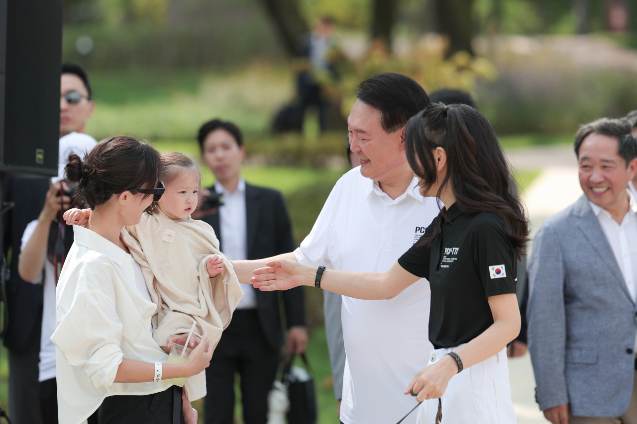윤석열 대통령과 김건희 여사가 26일 서울 용산어린이정원 내 조성된 분수정원에서 열린 다둥이가족 초청행사에 깜짝 방문, 어린이와 인사를 나누고 있다. [대통령실]