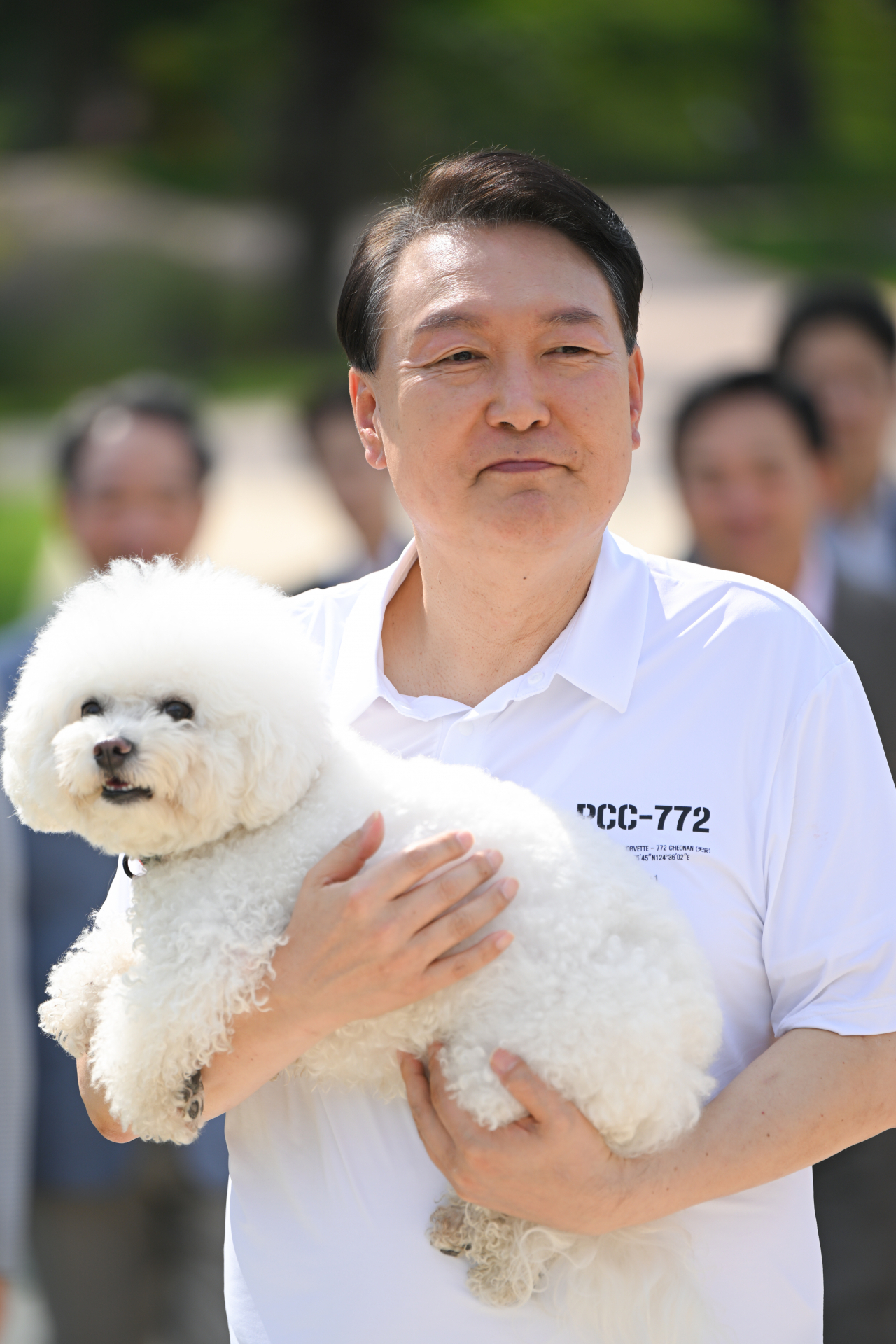 윤석열 대통령이 26일 서울 용산어린이정원 내 조성된 분수정원에서 열린 다둥이가족 초청행사에 반려견을 안고 참석하고 있다. [대통령실]