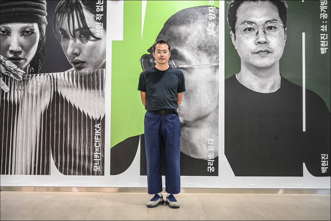 백현진의 ‘기상천외한 쇼’가 온다. 비디오, 설치미술, 토크쇼, 낭송, 연설, 음악, 토막극 등 20개의 장르를 넘나드는 ‘짬뽕쇼’. 그는 자신의 이름을 건 ‘백현진 쇼:공개방송’(9월 1~3일, 세종문화회관 S씨어터)을 “듣도 보도 못한 쇼”라고 했다. [세종문화회관 제공]