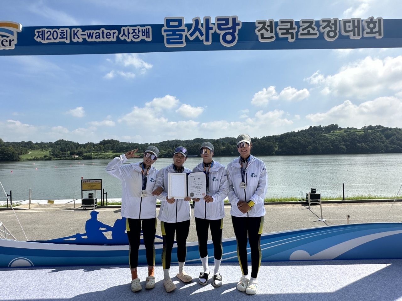 부산항만공사 조정선수단이 지난 26일 충북 충주에서 열린 ‘제20회 K-water 물사랑 전국 조정대회’ 쿼드러플스컬 종목에서 은메달을 획득해 상장을 수여하고 있다. [사진=BPA]