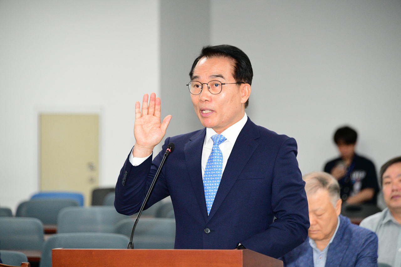 최치국 광주연구원장 후보자가 21일 오전 광주시의회에서 열린 인사청문특별위원회에서 선서하고 있다. 연합뉴스