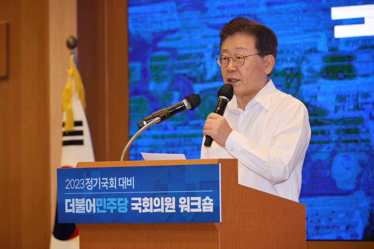 28일 강원도 원주 오크밸리에서 열린 더불어민주당 국회의원 워크숍에서 이재명 대표가 인사말을 하고 있다. [연합]