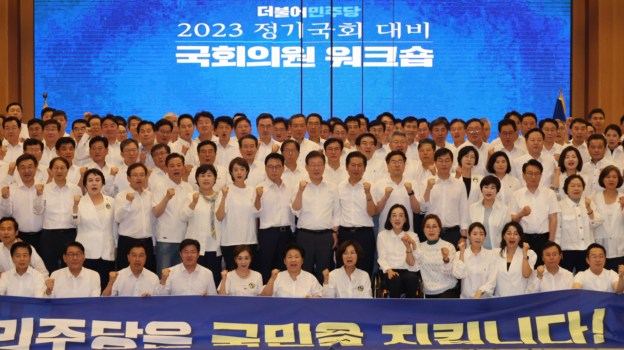 이재명 더불어민주당 대표 등 당 지도부를 비롯한 의원들이 28일 강원 원주 오크밸리에서 열린 더불어민주당 국회의원 워크숍에서 기념 촬영하고 있다. [연합]