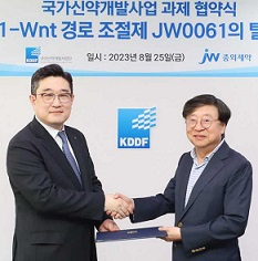 JW중외제약 박찬희 JW그룹 CTO(왼쪽)와 묵현상 국가신약개발사업단 단장이 연구개발 협약을 맺고 있다. [JW 제공]