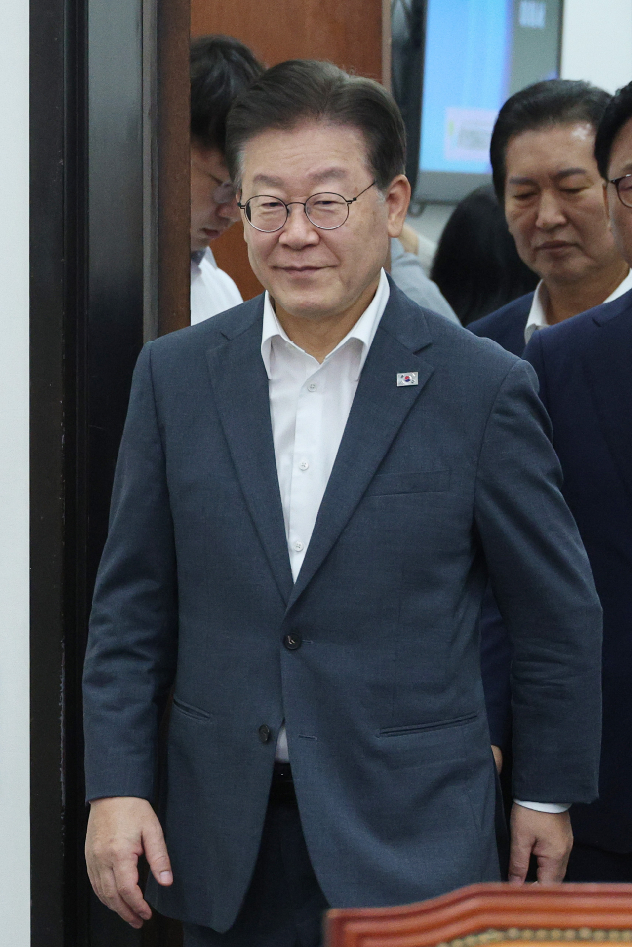 이재명 더불어민주당 대표가 28일 오전 국회에서 열린 최고위원회의에 입장하고 있다. [연합]