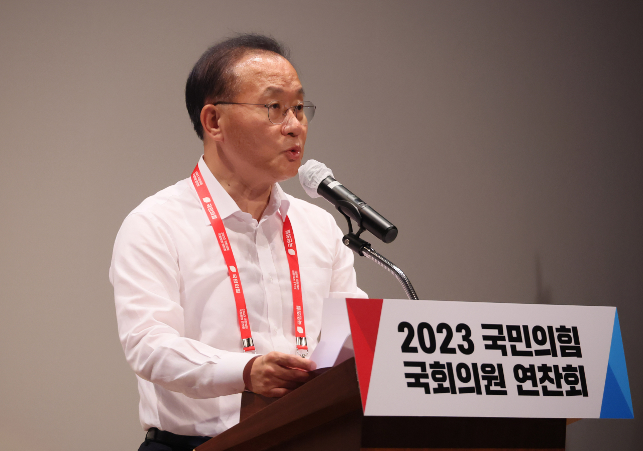 윤재옥 국민의힘 원내대표가 28일 인천 중구 인천국제공항공사 인재개발원에서 열린 2023 국회의원 연찬회에서 개회사를 하고 있다. [연합]