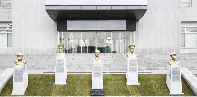 육군사관학교총동창회가 29일 “조형물 재배치 문제가 정쟁의 대상이 된 것이 개탄스럽다”며 “사관생도 교육목적에 맞게 육사가 결정할 일”이라고 밝혔다. 사진은 지난 2018년 99돌 3·1절을 맞아 육사 충무관 앞에서 제막식을 가진 홍범도·지청천 장군, 이회영 선생, 이범석·김좌진 장군 흉상(왼쪽부터) [헤럴드DB]