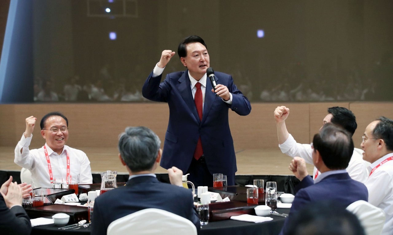 윤석열 대통령이 28일 인천 중구 인천국제공항공사 인재개발원에서 열린 국민의힘 연찬회에서 발언하고 있다. [연합]