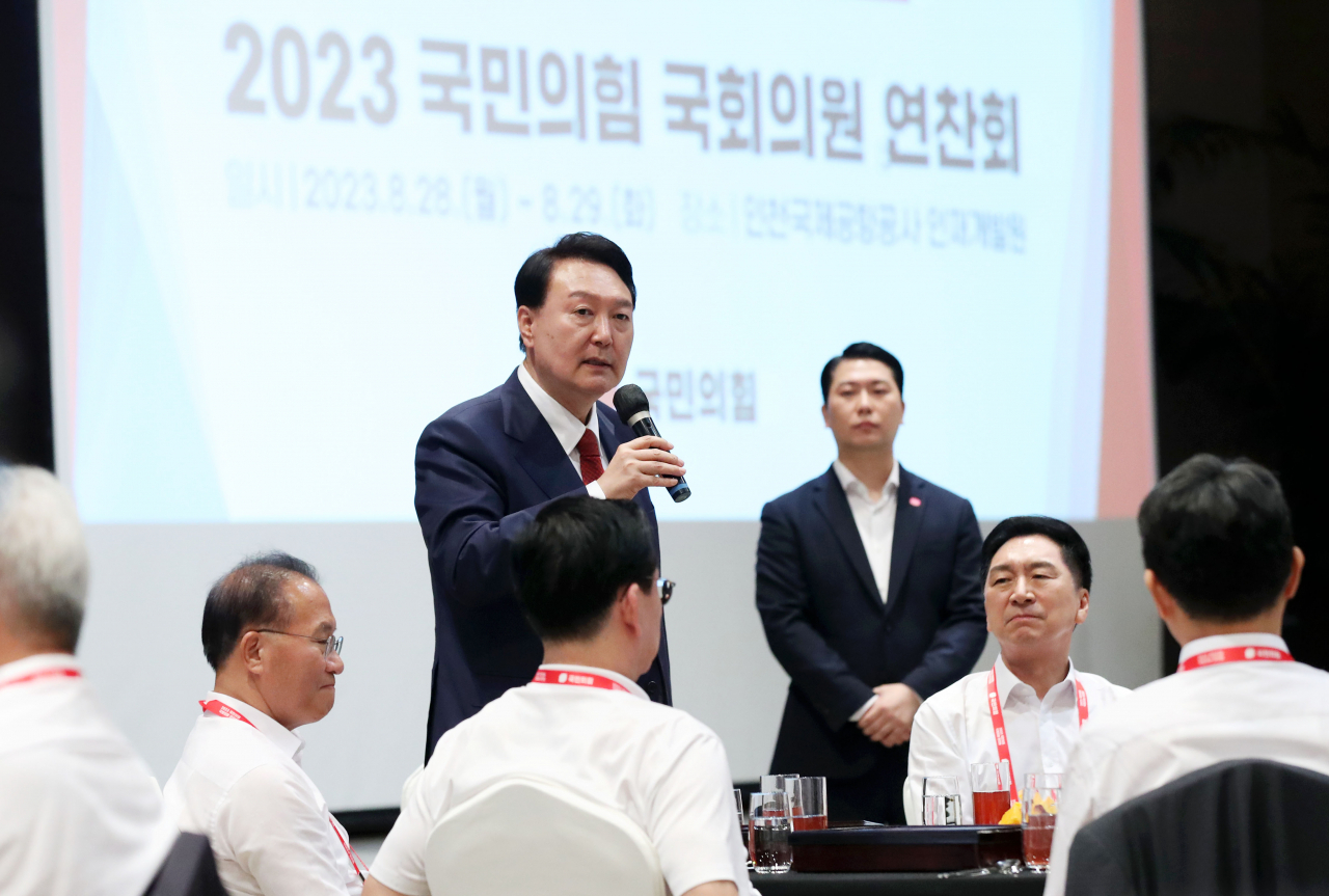 윤석열 대통령이 28일 인천에서 열린 국민의힘 연찬회에서 발언하고 있다. [연합]