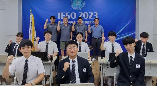 전 세계 지구과학 분야 영재들이 실력을 겨루는 국제지구과학올림피아드(IESO)에서 한국대표단이 종합 9위를 차지했다고 과학기술정보통신부가 28일 밝혔다. 사진 앞줄 왼쪽부터 강민준, 박현수, 이건희 학생. 가운데 우수빈, 박현, 김선우, 권다훈, 배준용 학생. 맨 뒤 장유순 부단장, 박창용 부위원장, 이효녕 단장, 김학성 부위원장. [연합]