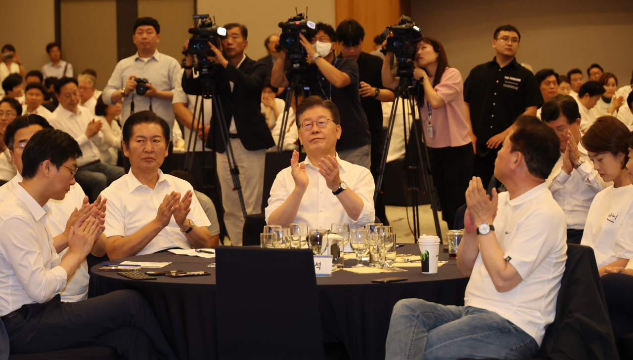 28일 강원 원주 오크밸리에서 열린 더불어민주당 국회의원 워크숍에서 이재명 대표와 박광온 원내대표 등 참석자들이 박수를 치고 있다. [연합]