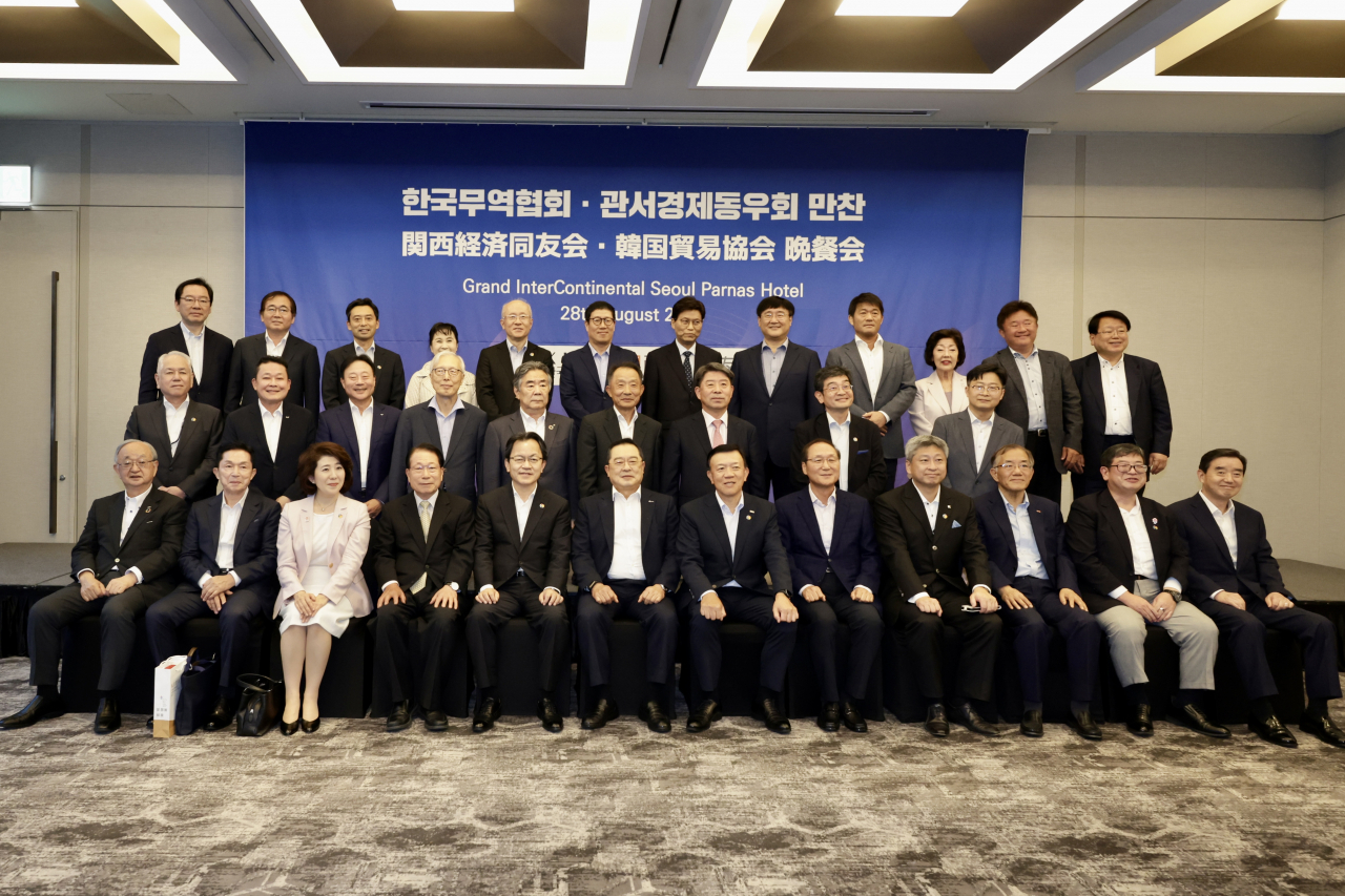 유명환(앞줄 왼쪽 네번째부터) 전 외교부 장관, 미야베 요시유키 파나소닉 홀딩스 부사장, 구자열 한국무역협회 회장, 카쿠모토 케이지 미쓰이 스미토모은행 부회장, 최명배 엑시콘 회장이 28일 삼성동 그랜드 인터컨티넨탈 서울 파르나스 호텔에서 개최한 ‘일본 관서경제동우회 초청 만찬 간담회’ 에서 기념촬영을 하는 모습. [한국무역협회 제공]