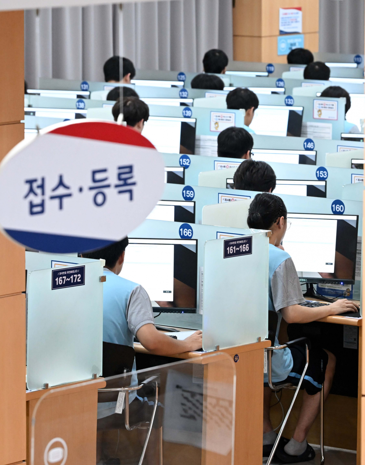 병역대상자들이 18일 오후 서울지방병무청 병역판정 검사장에서 심리태스트를 하고 있다. 이상섭 기자